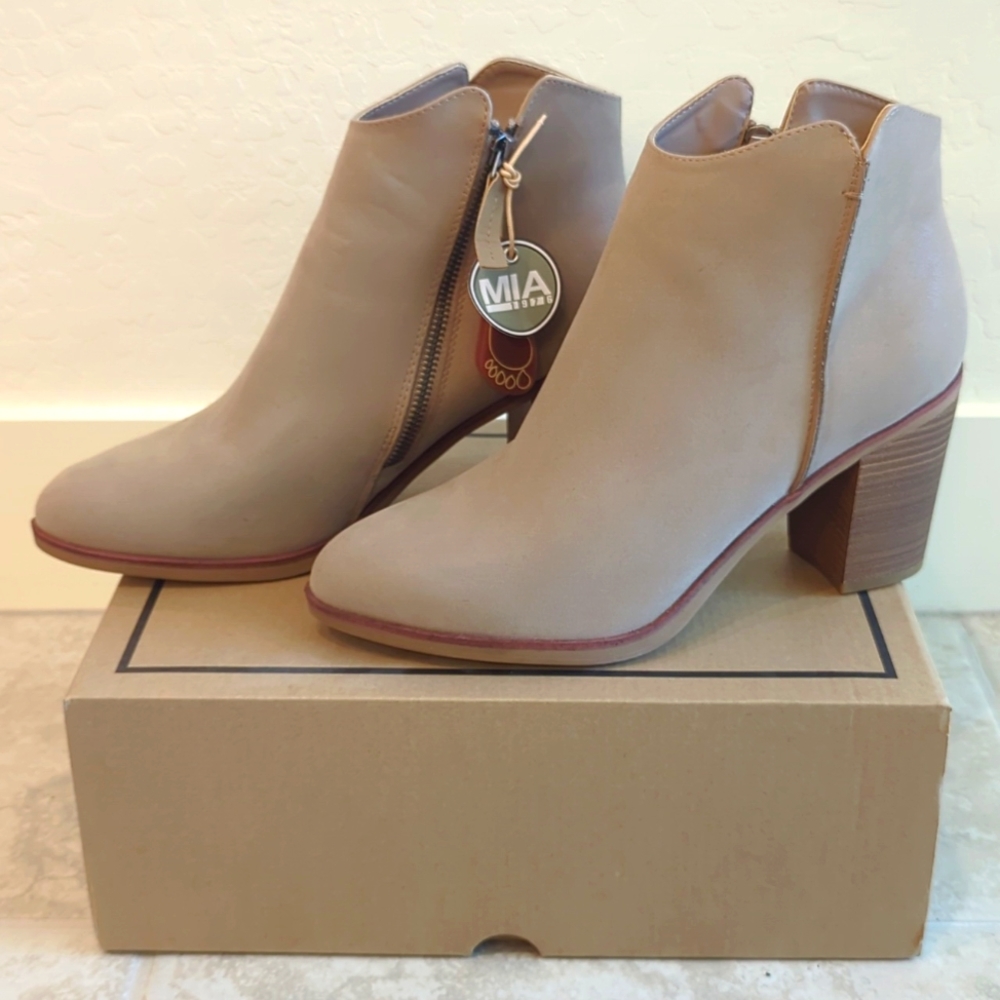 *BRAND NEW!! NEVER WORN!! MIA Women's Patton short boot- stone (tan)
